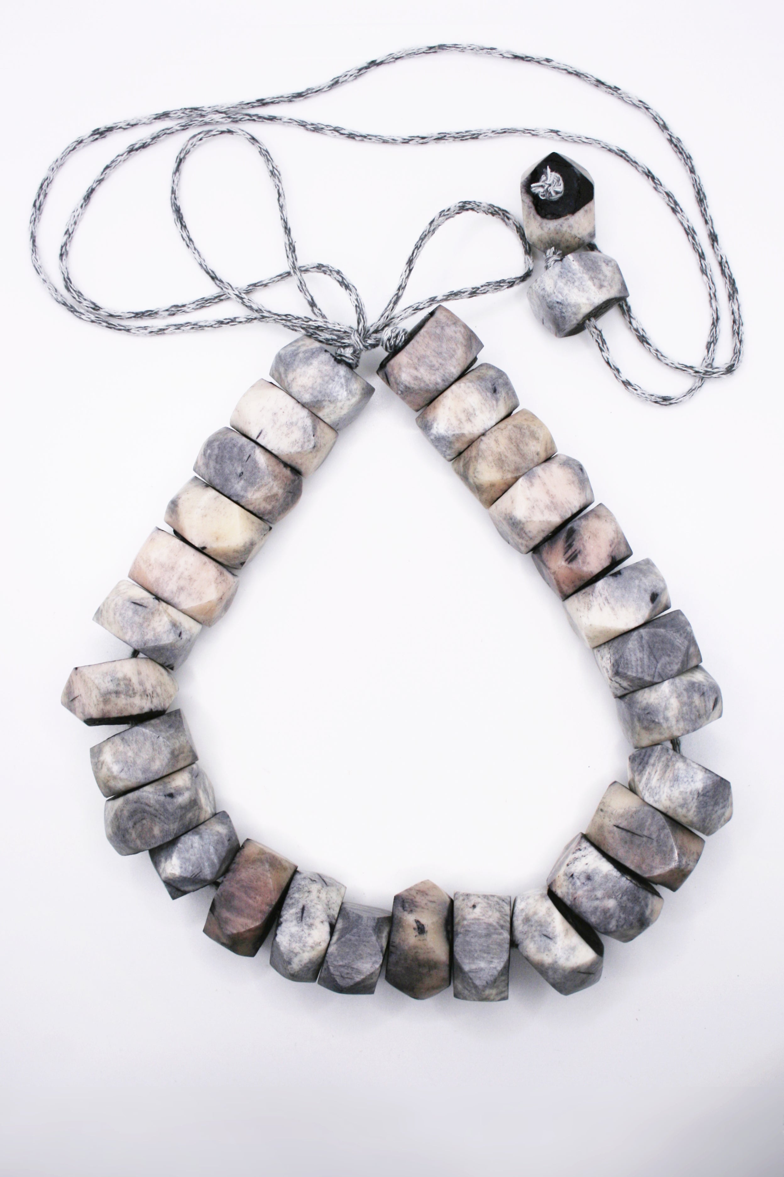 COLLAR HUESO GRIS