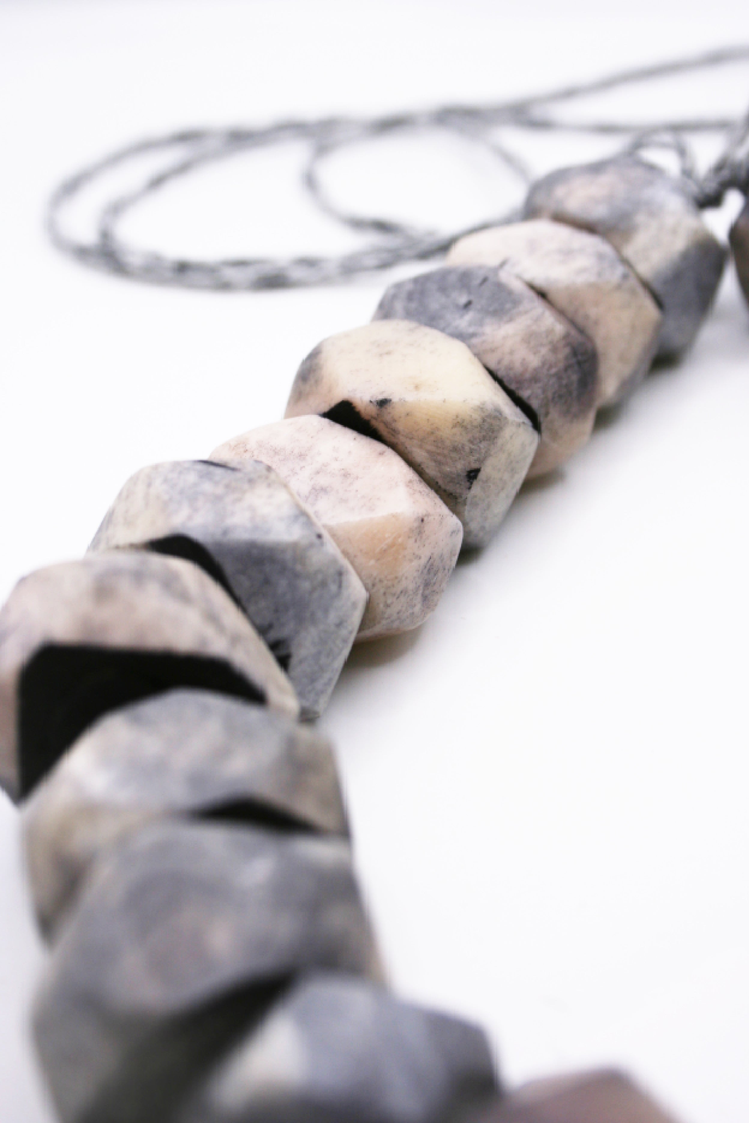 COLLAR HUESO GRIS