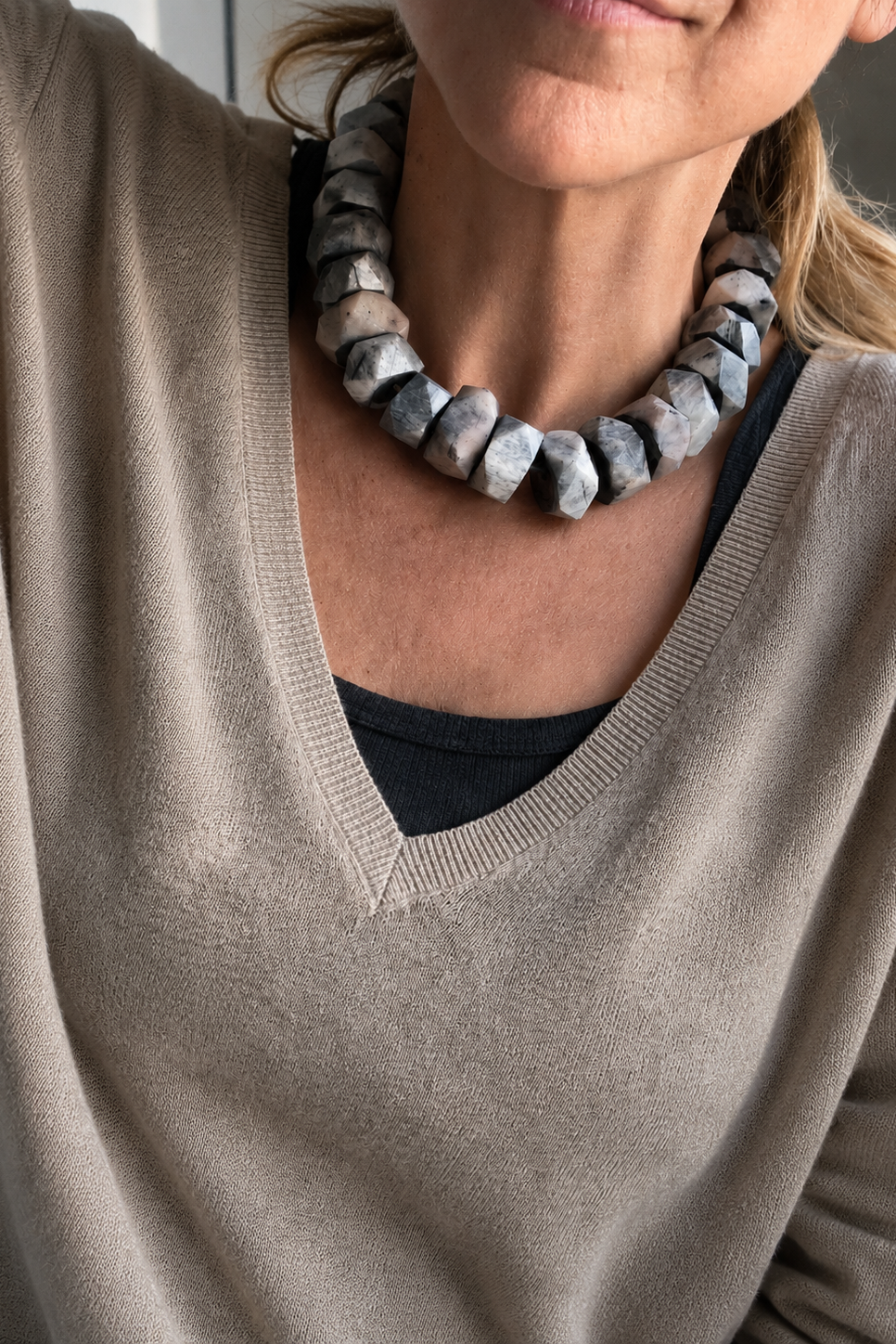 COLLAR HUESO GRIS